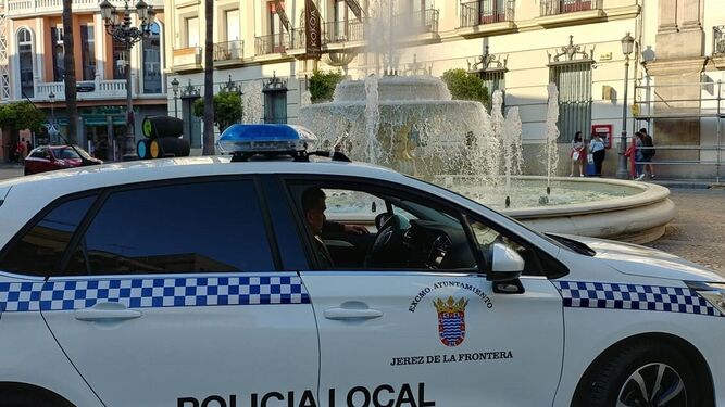 Un coche de la Policía Local de Jerez, en la rotonda de los Casinos