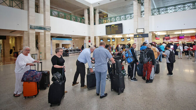Varios pasajeros en el vestíbulo principal del aeropuerto de Jerez