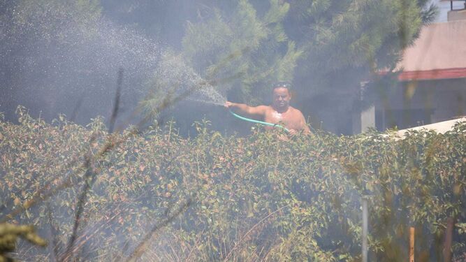 Un vecino colaborando en las tareas de extinción del incendio registrado en Caulina