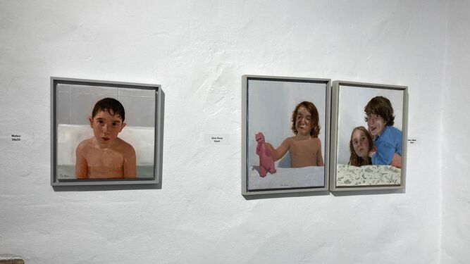 Retratos de Pepe Baena expuestos en la sala La Vera Cruz de Vejer.