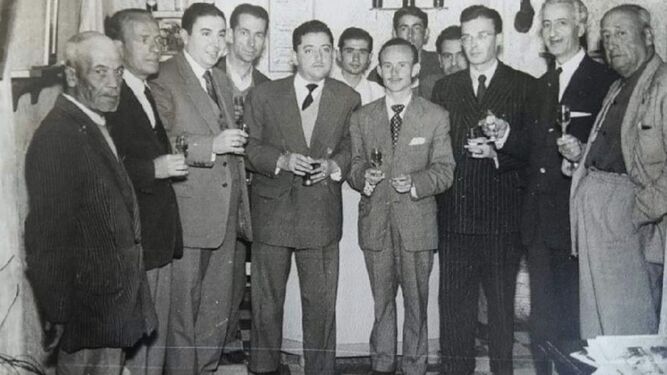 Miembros de la peña Juan Antonio Romero en una convivencia el 2 de mayo de 1957.