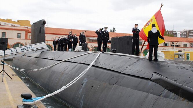Último arriado de bandera en el submarino 'Mistral'.