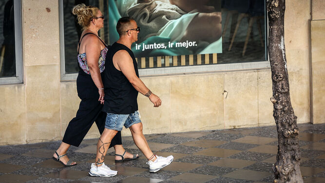 Una pareja pasea por el centro de Jerez.