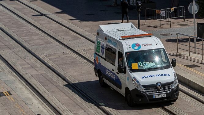 Una ambulancia circula por la calle Real, en una imagen de archivo.