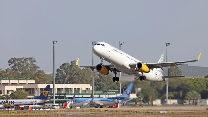 Un avión de Vueling despega del aeropuerto de Jerez.