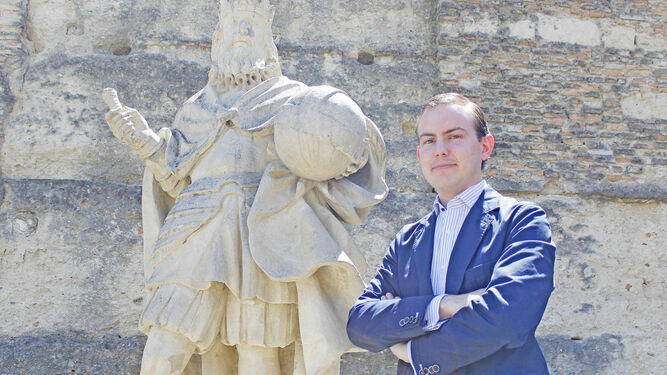 Javier E. Jiménez López de Eguileta, en el Alcázar, junto a la estatua de Alfonso X.