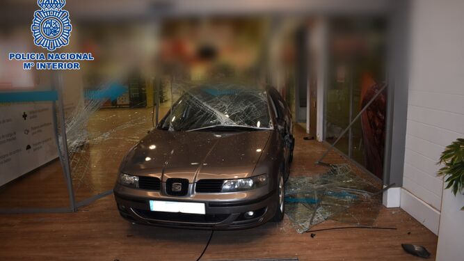 Imágenes del vehículo tras el alunizaje en un centro comercial de Jerez.