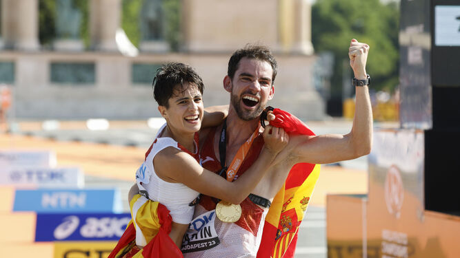 María Pérez se abraza a Álvaro Martín tras entrar en la meta al ganar ambos los 35 kilómetros marcha.