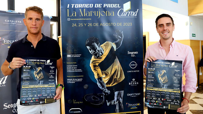 Jaime Espinar y José Antonio Colorado posan con el cartel del torneo.