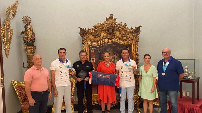 Almudena Martínez recibe a los miembros de Sherrypol de Jerez tras los Juegos Mundiales de Policías y Bomberos