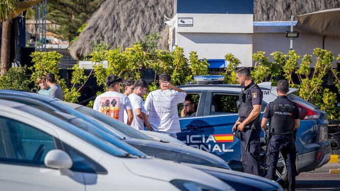 Un control policial junto a uno de los clubes de playa de la ciudad de El Puerto.