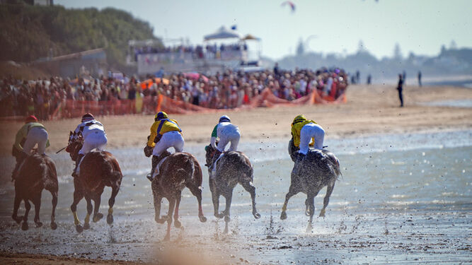 Espectacular imagen de la primera prueba en la playa de Las Piletas este domingo.