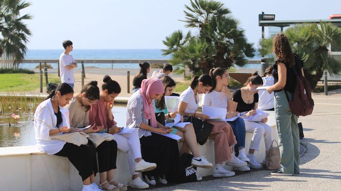 Estudiantes esperando la celebración de un examen en la Universidad de Almería.