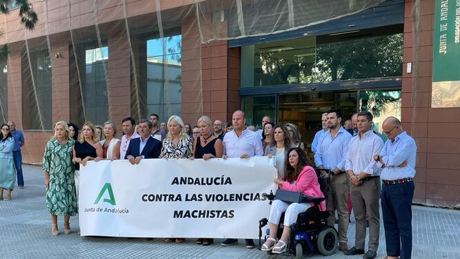 Minuto de silencio a las puertas de la Delegación del Gobierno andaluz en Cádiz.