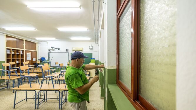 Un trabajador pone a punto un aula de un colegio gaditano.
