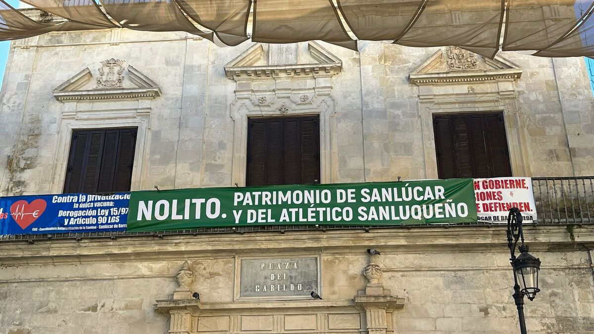 La Plaza del Cabildo, presidida por una pancarta para que Nolito firme por el Sanluqueño.