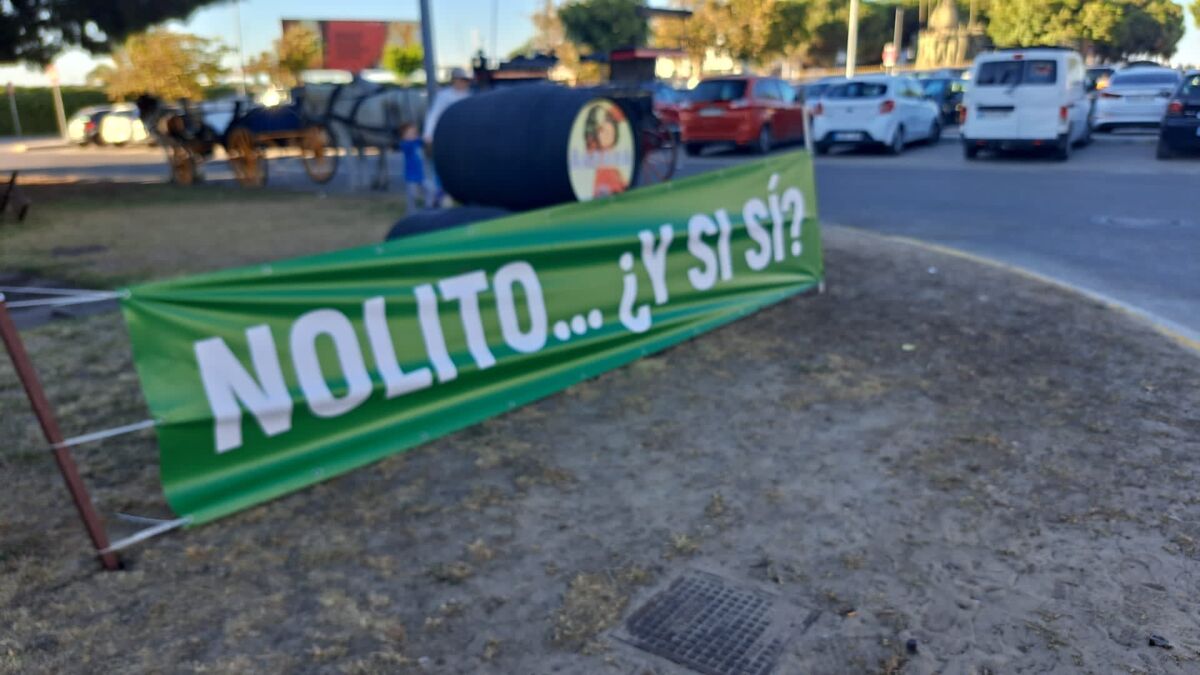 Las pancartas para lograr el fichaje de Nolito han llegado a varias rotondas sanluqueñas.