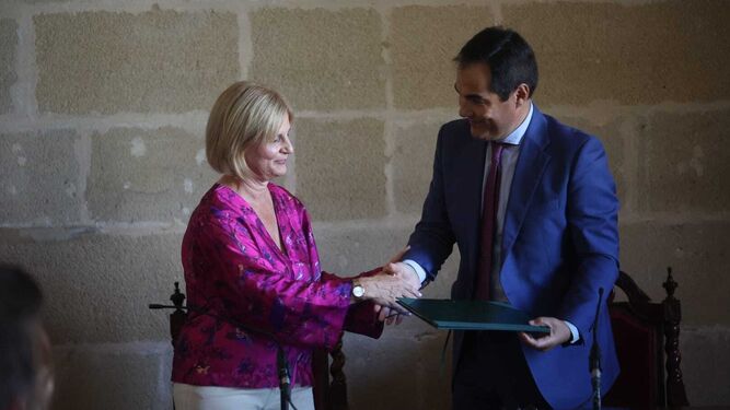José Antonio Nieto y María José García-Pelayo, tras firmar el protocolo para la futura Ciudad de la Justicia de Jerez.