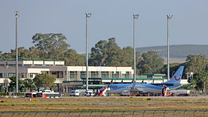 Terminal y pista del Aeropuerto de Jerez.