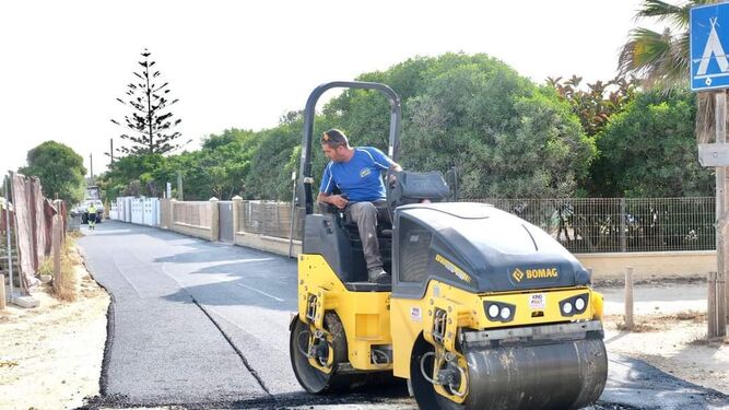 Trabajos de asfaltado realizados en uno de los carriles del Palmar el pasado mes de mayo.