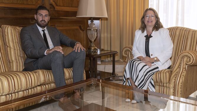 La presidenta de la Asamblea Regional de Murcia Visitación Martínez, durante la reunión que ha mantenido con el portavoz de Vox José Ángel Antelo, este lunes en el parlamento murciano en Cartagena.