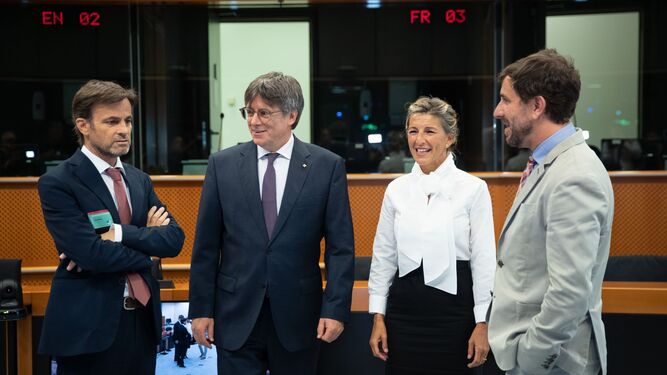 Juame Asens, primero por la izquierda, en la reunión que Yolanda Díaz manutuvo este lunes con Carles Puigdemont.