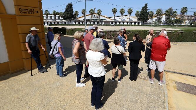 Turistas visitando la Real Escuela de Arte Ecuestre.