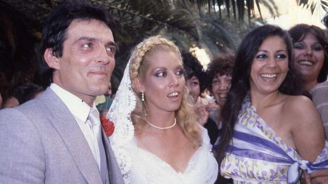 María Jiménez con Pepe Sancho en su boda en Sevilla en 1980, con su invitada más conocida, Isabel Pantoja