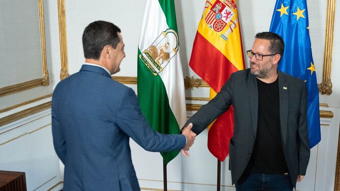 El portavoz de Adelante Andalucía saluda al presidente de la Junta en San Telmo.