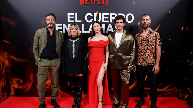 El jerezano José Manuel Poga, a la derecha, junto al resto de protagonistas de la nueva serie, en la premiere celebrada anoche.