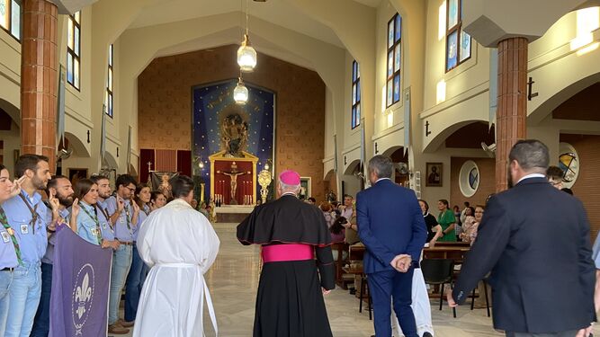 El obispo, en la toma de posesión del nuevo párroco de Nuestra Señora de las Viñas.