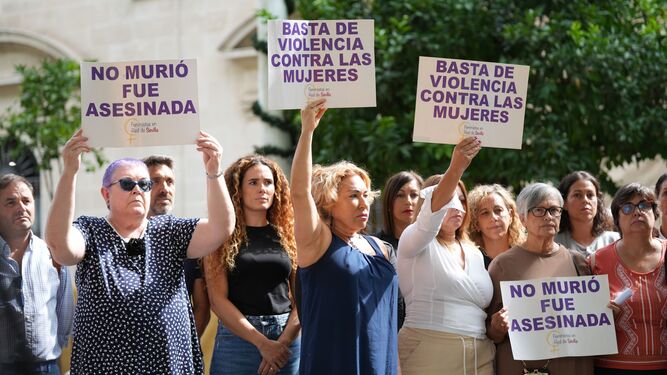 Protesta en Sevilla después de confirmarse el asesinato de una mujer en el barrio de la Macarena.