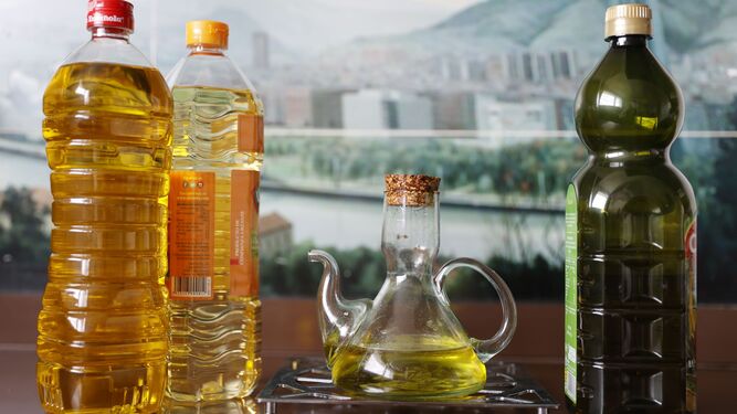 Botellas con diferentes tipos de aceite  para cocinar