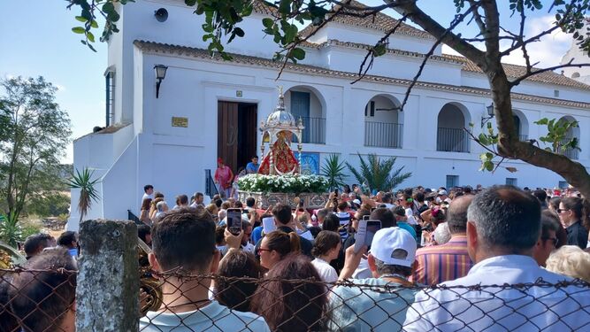 Miles de personas disfrutaron de la romería de la Virgen de los Santos.