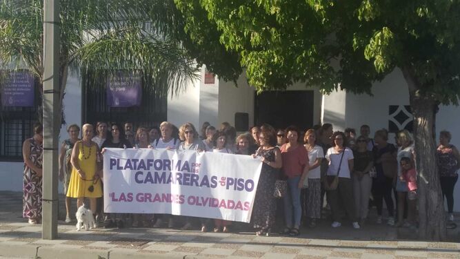 Concentración ayer martes en la Casa de la Mujer, en La Barca.