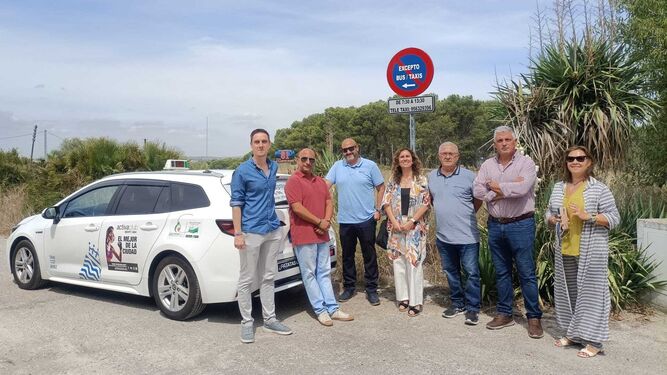 Jaime Espinar, Susana Sánchez, Alejandro García y José Barriga, entre otros, en la puesta en marcha del servicio de taxi a demanda en Cuartillos.