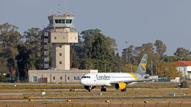 Un avión de la compañía Condor en el Aeropuerto de Jerez.