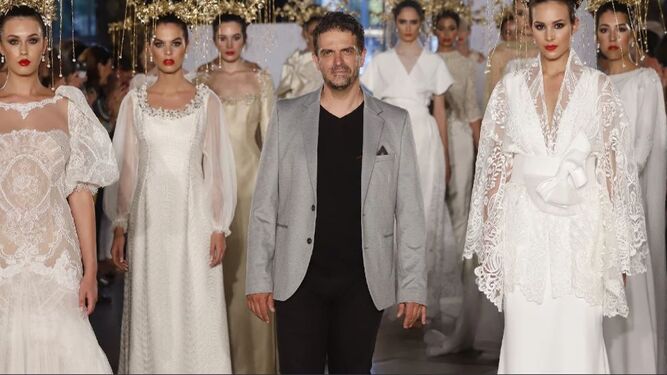 Francisco Tamaral con diseños de su última colección de novias.