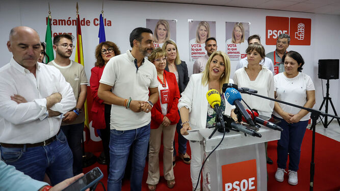 Susana Romero, a la derecha de la imagen, durante una comparecencia con miembros del PSOE.