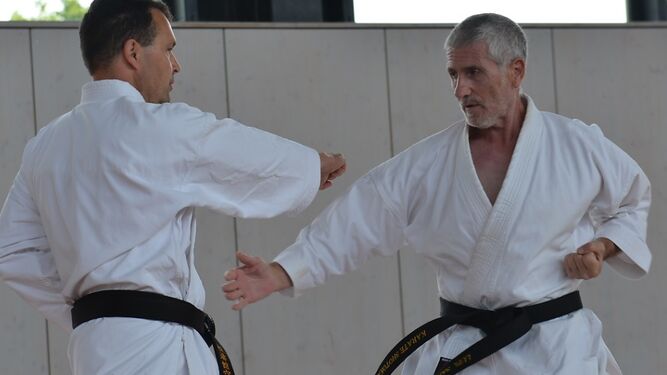 Luis María Sanz (derecha), en un ejercicio de kumite.