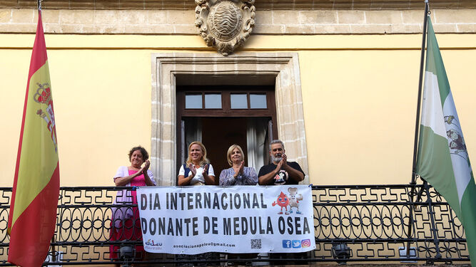 Lona conmemorativa del Día de la Donación de Médula y Cordón Umbilical en la fachada del Ayuntamiento.