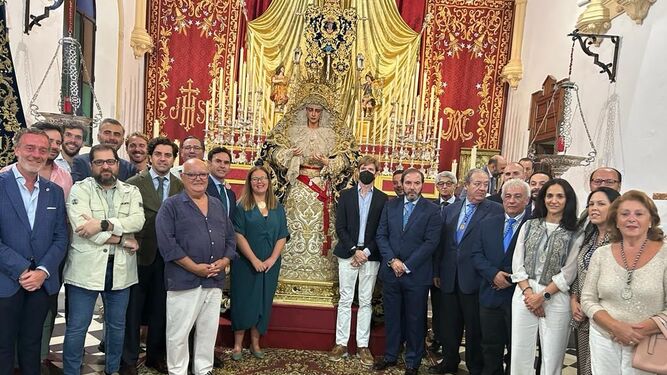 Foto de familia tras el acto que nombra a la Virgen de la Estrella como Patrona de los donantes de órganos en Jerez
