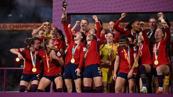Las jugadoras de la selección femenina de fútbol levantan la Copa del Mundo en Australia.