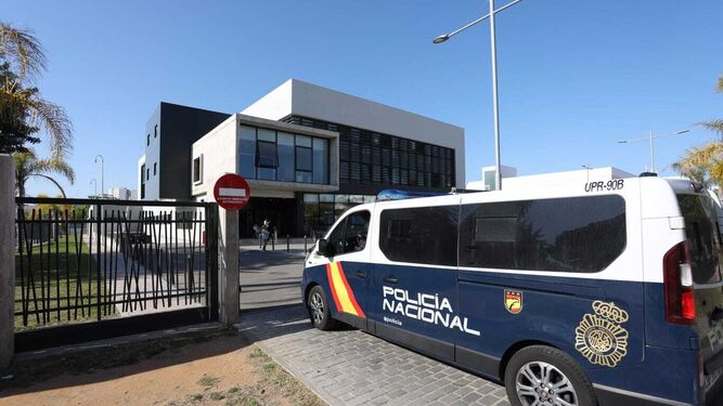 Un furgón accede a la comisaría de Policía Nacional en Jerez.