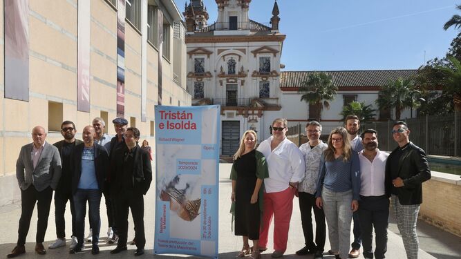 El equipo de la nueva producción de ‘Tristán e Isolda’ posa con el cartel de la ópera en los alrededores del Teatro Maestranza.