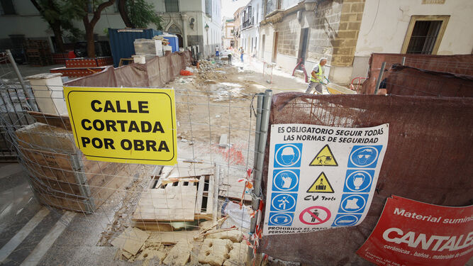 Aspecto que presentaban ayer las obras de reurbanización de la calle Oliva.