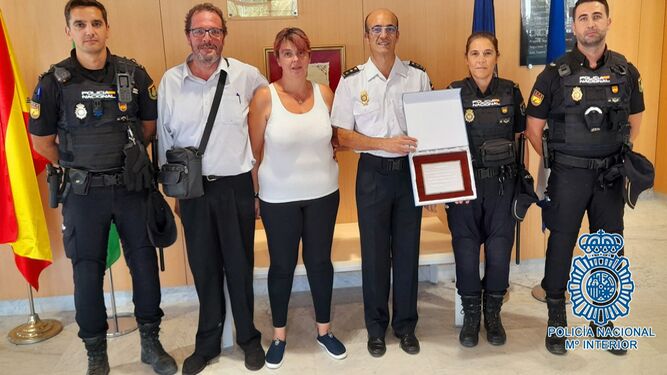 La familia de Estella del Marqués con los agentes de Policía Nacional de Jerez