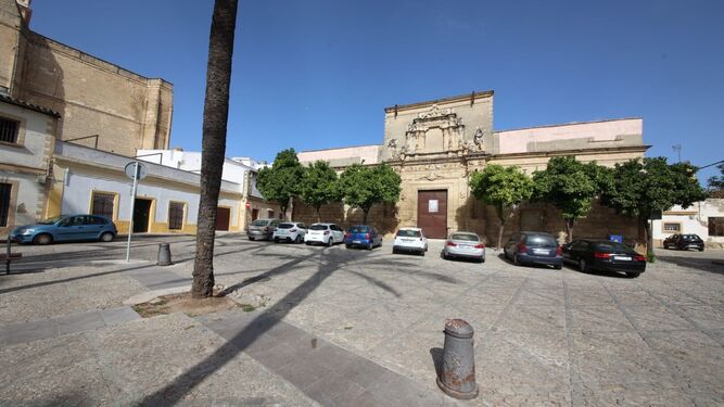 El Palacio Riquelme, visto desde la plaza del Mercado.