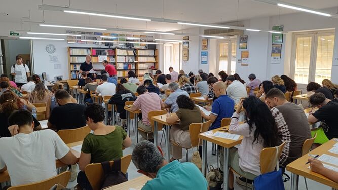 Imagen de un examen en la sede de la UNED en Cádiz.