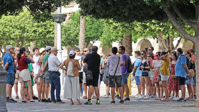 Un grupo de turistas en la plaza del Arenal.